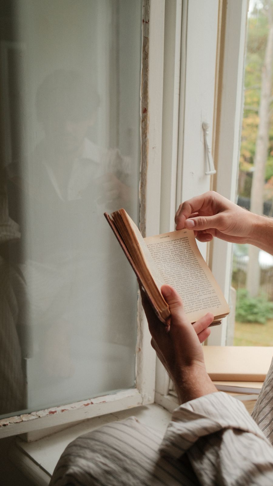 Een open boek als moment van aandacht en reflectie